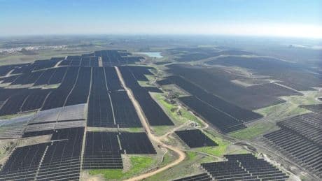 El 'titán' TotalEnergies abre en Sevilla su mayor complejo solar de Europa y coloca a España en el centro de su estrategia
