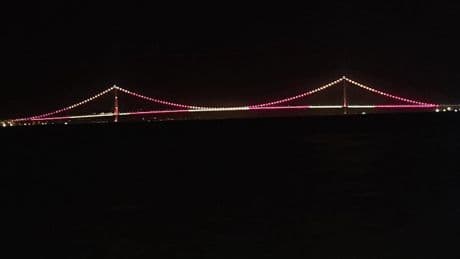Çanakkale Köprüsü sarı-kırmızı renklerle boyandı