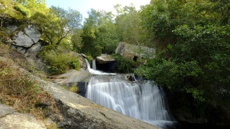 La sencilla ruta a una espectacular cascada rodeada de molinos en Galicia