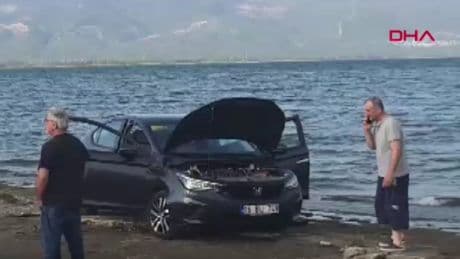 Yakıt dökülen yolda kayan otomobil İznik Gölü’ne uçtu