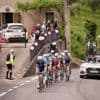 Etappe breekt helemaal open, peloton schroeft tempo op in aanloop naar venijnig slot