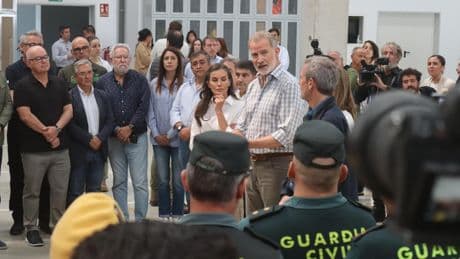 Los Reyes son recibidos con aplausos en Galicia y hablan con los vecinos de las zonas afectadas por los incendios