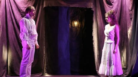 Les Mystères de Paris, au Théâtre de la Huchette: quand le roman des bas-fonds s’éclaire en chantant