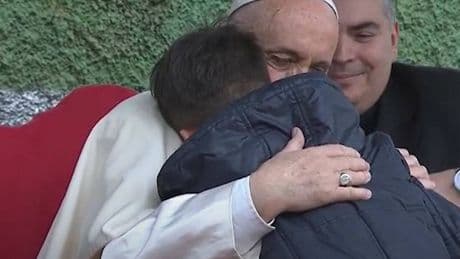 "Mi padre era ateo, ¿está en el cielo?": el emotivo momento entre el papa Francisco y el pequeño Emanuele que las redes recuerdan