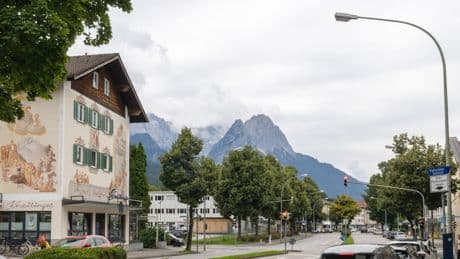 BILD in ihrer Heimat Garmisch - An der Bergwacht wurde Dahlmeiers Papa morgens von den Kollegen umarmt