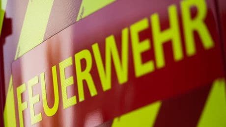 Zwei Wohnungen unbewohnbar: Brand in Wohnhaus in Bremerhaven – Frau von Balkon gerettet