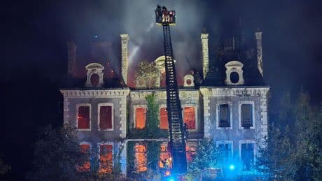 Près de Nantes : un château du XIXe siècle en proie aux flammes depuis dimanche soir