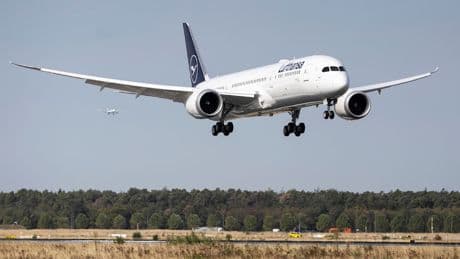 Auf dem Weg nach Indien - Bombendrohung: Lufthansa-Jet muss  umkehren