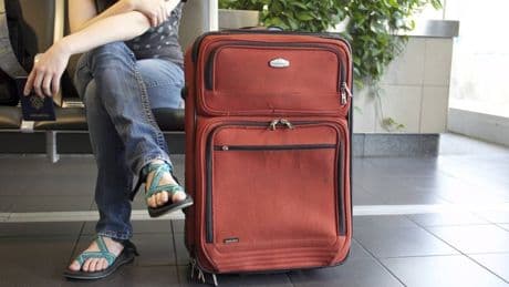Controlli aeroportuali: via libera ai liquidi nei trolley, ma non per tutti
