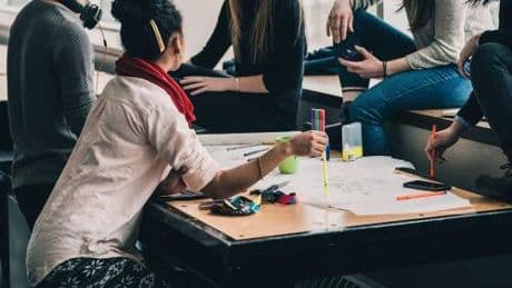 Il piano sul lavoro giovanile e i "cervelli in fuga": "Più soldi agli under 35 già nel 2025"