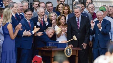 La « belle et grande loi » de Donald Trump va-t-elle ébranler la suprématie du dollar ?