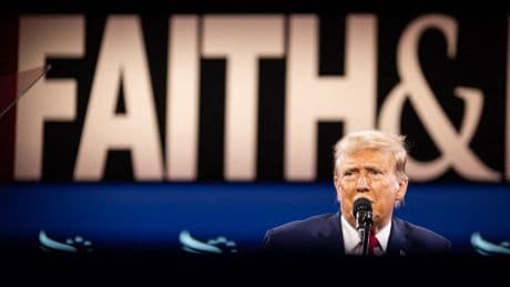 « Ils avaient le droit de savoir où ils allaient » : comment l’administration Trump a menti, puis enfermé huit immigrés dans des conteneurs, pour les expulser vers le Soudan du Sud
