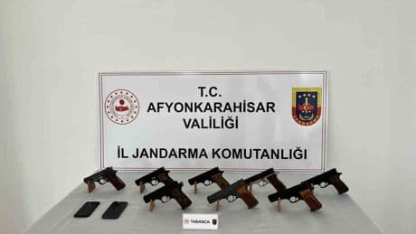 Ruhsatsız silahları satamadan jandarmaya yakalandı