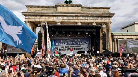 Kundgebung gegen den Gazakrieg: „Denen da oben“ die rote Karte zeigen