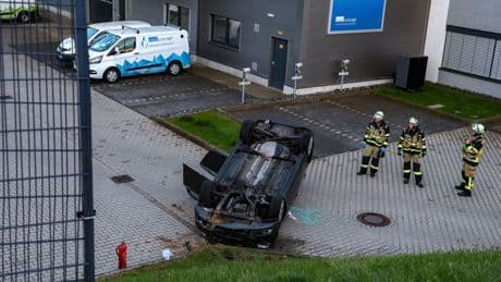 Nahe Wuppertal: Auto durchbricht Zaun, Fahrerin schwer verletzt