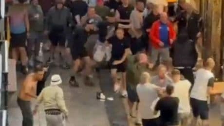 Aficionados ingleses provocan altercados violentos en la Parte Vieja de San Sebastián