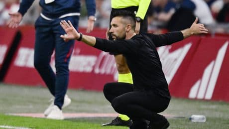 Francesco Farioli bracht Ajax terug aan de top, maar laat de club nu ontredderd achter. Al vroeg ontstond de eerste barst in het vertrouwen