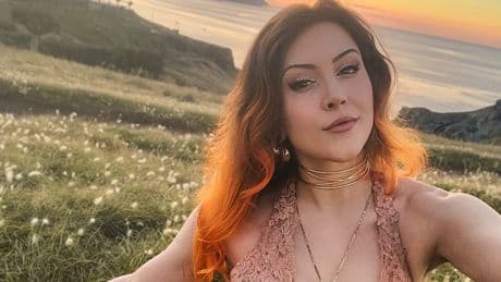 Im Livestream bei Mowky - Baby-Katze beißt Influencerin