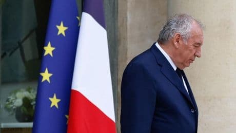 La moción de censura planea sobre Bayrou por su radical plan de recortes sociales
