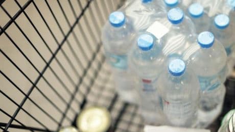 “Soy uróloga y me fijo en esto cuando compro agua mineral envasada”