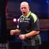 Van Gerwen overleeft matchdart en is uitzinnig van vreugde na winst op landgenoot in Amsterdam