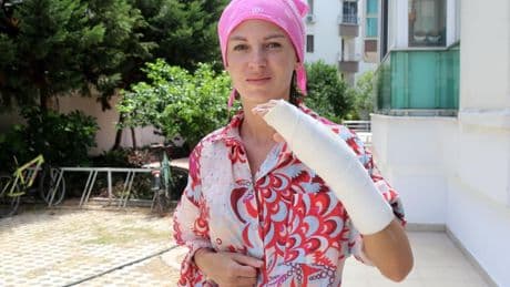 Uzaklaştırma kararına rağmen evli olduğu erkeğin saldırısına uğradı: En ağır cezayı almalı, hala korkuyorum