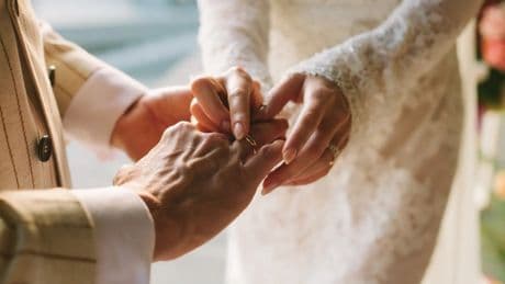 La &#039;fiebre del oro&#039; dispara el precio de los anillos de boda: &quot;En las alianzas se va un buen pellizco&quot;