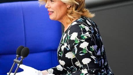 Modisches Statement der Bundestagspräsidentin?: Darum trug Julia Klöckner weiße Handschuhe zur Vereidigung von Merz