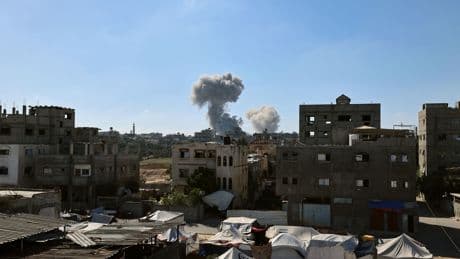 Israel mata a 23 palestinos tras bombardear una vivienda en Al Bureij, centro de Gaza