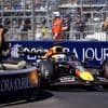 Max Verstappen maakt eindelijk eerste pitstop in chaotische race en geeft leiding terug aan Norris