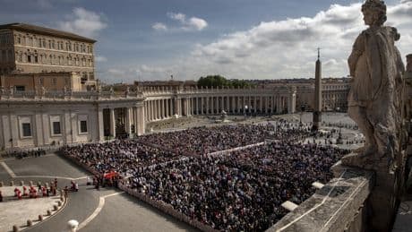 Fila para entrar en la fila: el Vaticano baraja la posibilidad de ampliar el horario del velatorio ante la avalancha de fieles