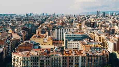 Adiós a la barra libre de los pisos turísticos: el Gobierno tiene un botón rojo contra Airbnb y lo ha activado en 65.000 pisos