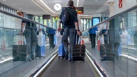 La justicia frena las multas de Comsumo a las aerolíneas 'low cost' por cobrar por el equipaje de mano