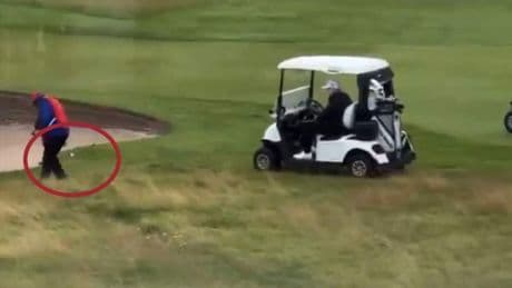 Trump auf dem Golfplatz - doch was macht der Caddy da mit dem Ball?
