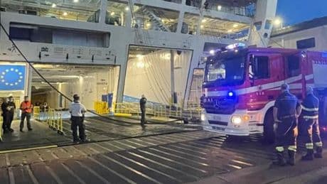 Genova, principio di incendio su un traghetto in porto: equipaggio evacuato e danni contenuti