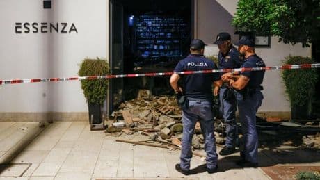 Ristorante Essenza crollato a Terracina, ladro sciacallo tenta di rubare le bottiglie di valore tra le macerie: inseguito e bloccato dai passanti