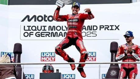Marc Márquez arrasa en Sachsenring en una carrera de supervivencia