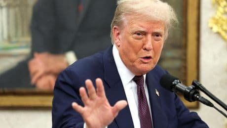 Trump anuncia aranceles del 100% a semiconductores y chips para forzar a las empresas a que "fabriquen en EEUU"