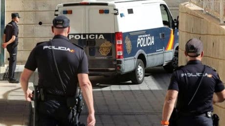 Detienen a dos personas en València tras trepar por una reja para robar en una casa con sus ocupantes