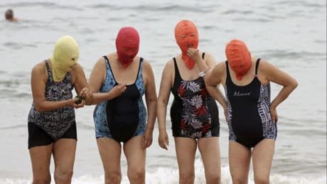 Así son los 'facekinis', la nueva moda china que protege la cara de las bañistas de los rayos ultravioleta