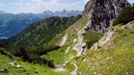 Vorarlberg in Österreich: Deutscher Bergwanderer stürzt in hundert Meter in den Tod