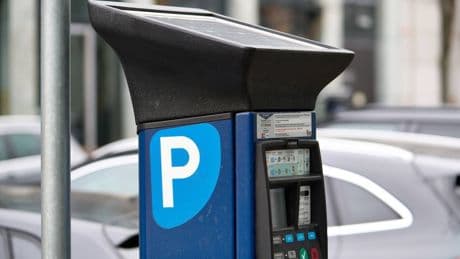 Autofahrer verlieren Tausende Euro: Polizei warnt vor fiesem Parkautomaten-Trick