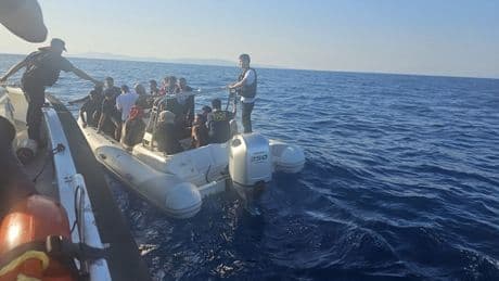 İzmir açıklarında 33 düzensiz göçmen kurtarıldı, 31 düzensiz göçmen yakalandı