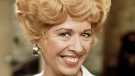 Muere a los 88 años Polly Holliday, mítica camarera en la serie Alice y viuda malvada en Los Gremlins