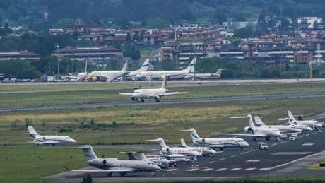 Una veintena de jets privados ya descansan en el aeropuerto de Bilbao