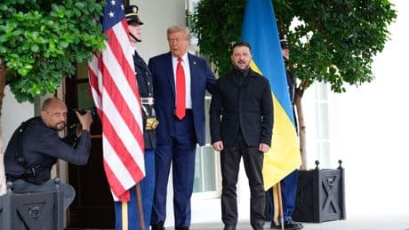 Trump abre la puerta a que haya una reunión con Putin y Zelenski para acabar con la guerra
