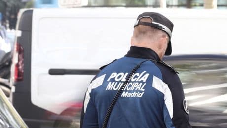 Un hombre se atrinchera en la Gran Vía de Madrid, amenaza con causar una explosión y acaba reducido por la Policía