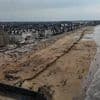 Des baigneurs érigent un long mur de sable sur cette plage de Saint-Malo