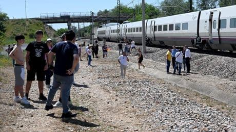 Más de 30.000 personas han quedado varadas en trenes por el apagón y todavía hay atrapados
