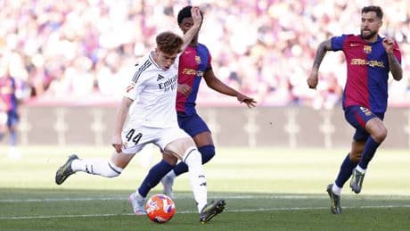 El debut amargo de Víctor Muñoz: ex del Barça, criado en Nou Barris y blanco de insultos tras fallar en Montjüic